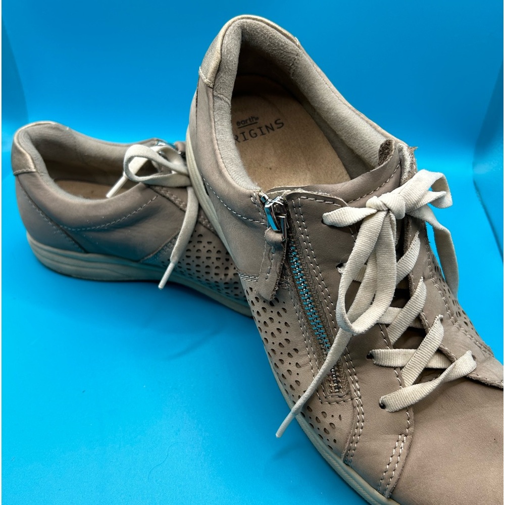 Earth Origen Etta round toed shoes.